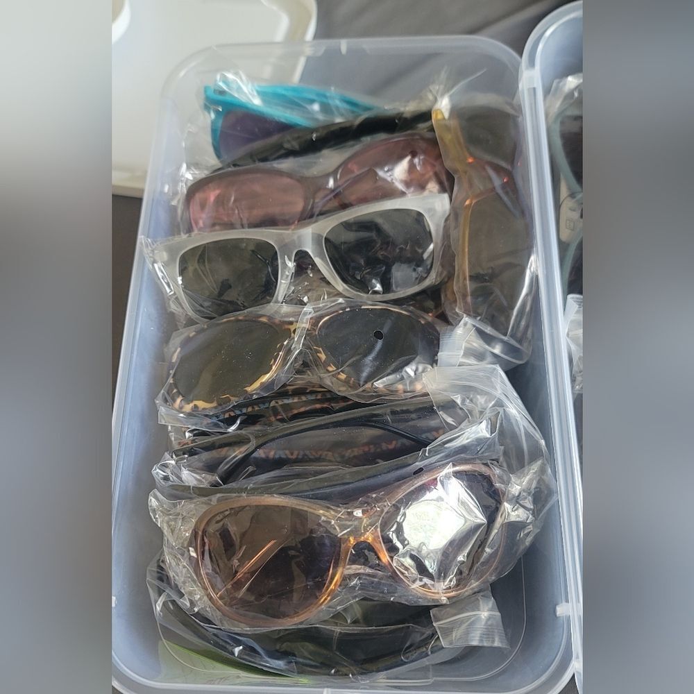 Random Assorted Sunglasses Collection LOT (3Prs) - Picture 3 of 4